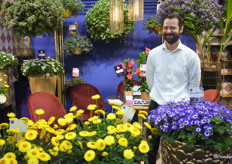 Erwin Giezen van MNP Flowers met aan zijn rechterkant de Granvina Gold en aan zijn linkerkant de Senetti Blue White XXL.
